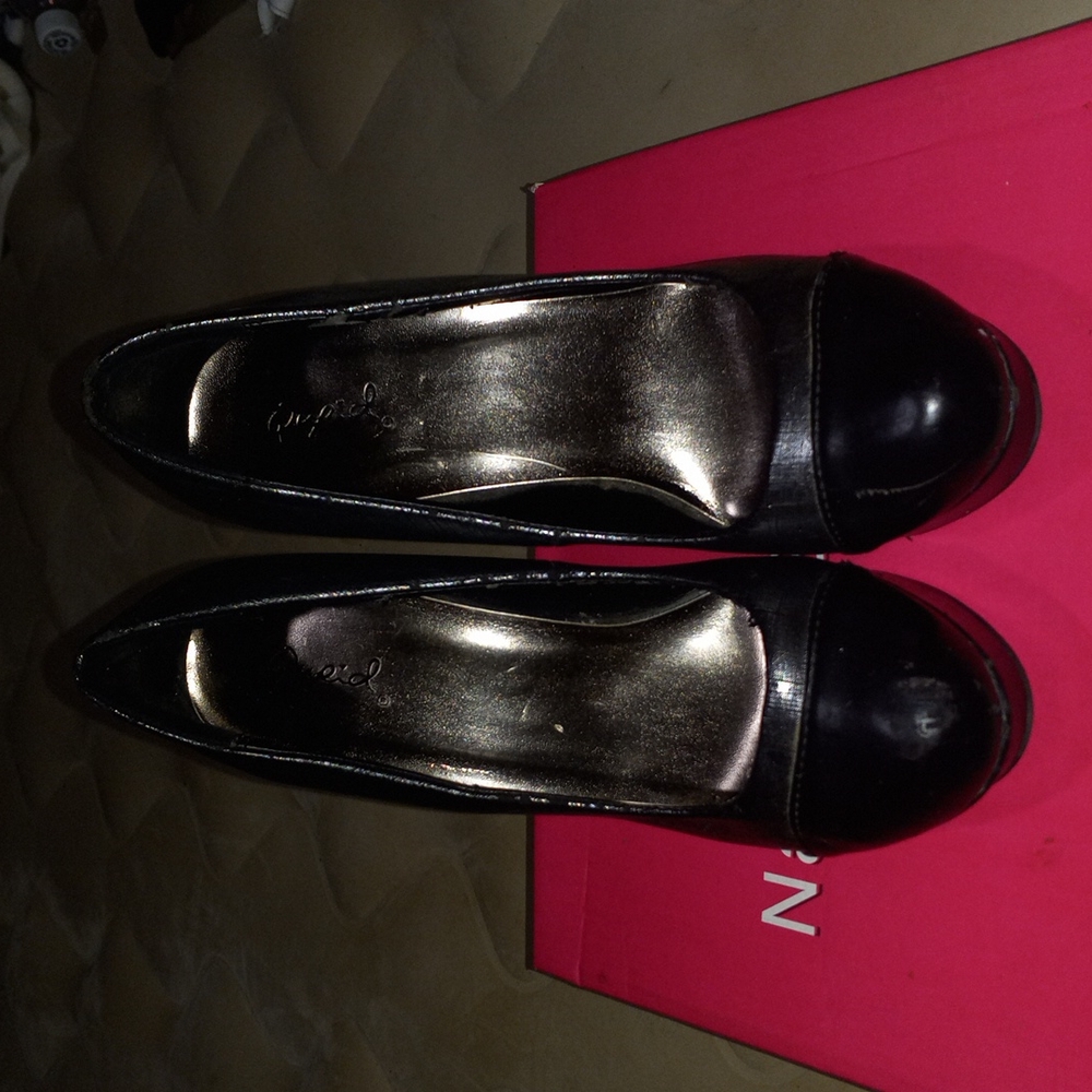 Shoes. - Picture 2 of 6